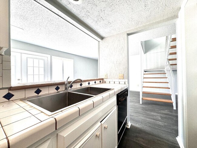 Building Photo - 3 bed 3 bath 2 car garage brick town home now available