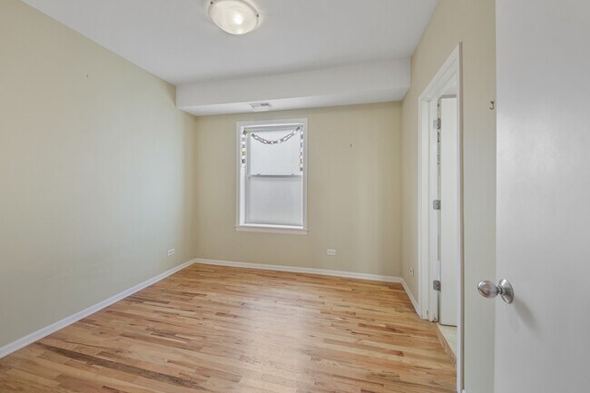 Building Photo - 1740 W Foster Ave