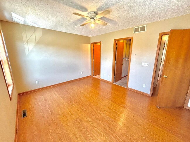 Building Photo - Rare Detached 4bed Townhome in Prime Shako...