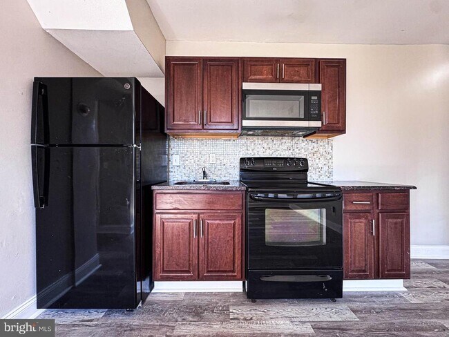 Building Photo - 4630 Hillside Rd SE