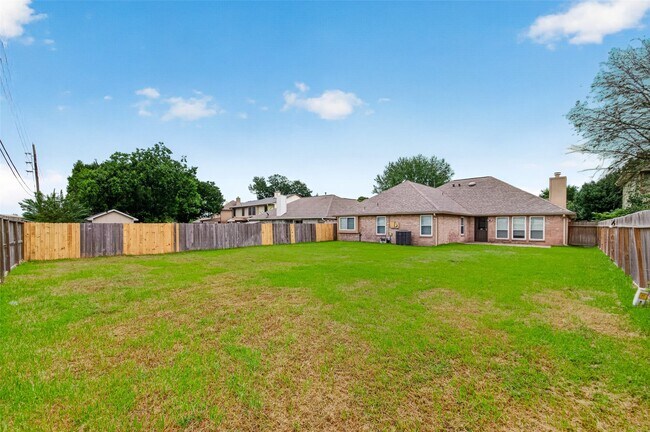 Building Photo - 7403 Oak Walk Dr