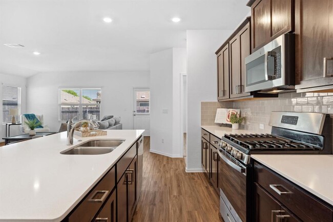 Building Photo - 185 Silver Springs Bend