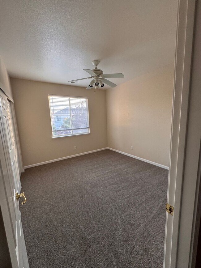 Building Photo - Freshly Painted 4-Bedroom Home