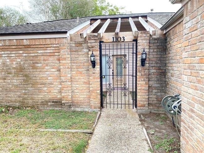 Primary Photo - 1103 Forest Home Dr