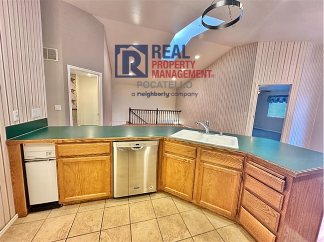 Building Photo - 3 Bed 2.5 Bath Twin Home - Double Car Gara...