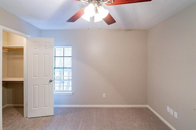 Building Photo - 75 Breezy Point Pl