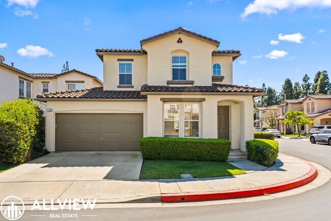 Building Photo - Bright & Spacious 3-Bedroom 2.5 Bath Home in Gated Oak Creek Community