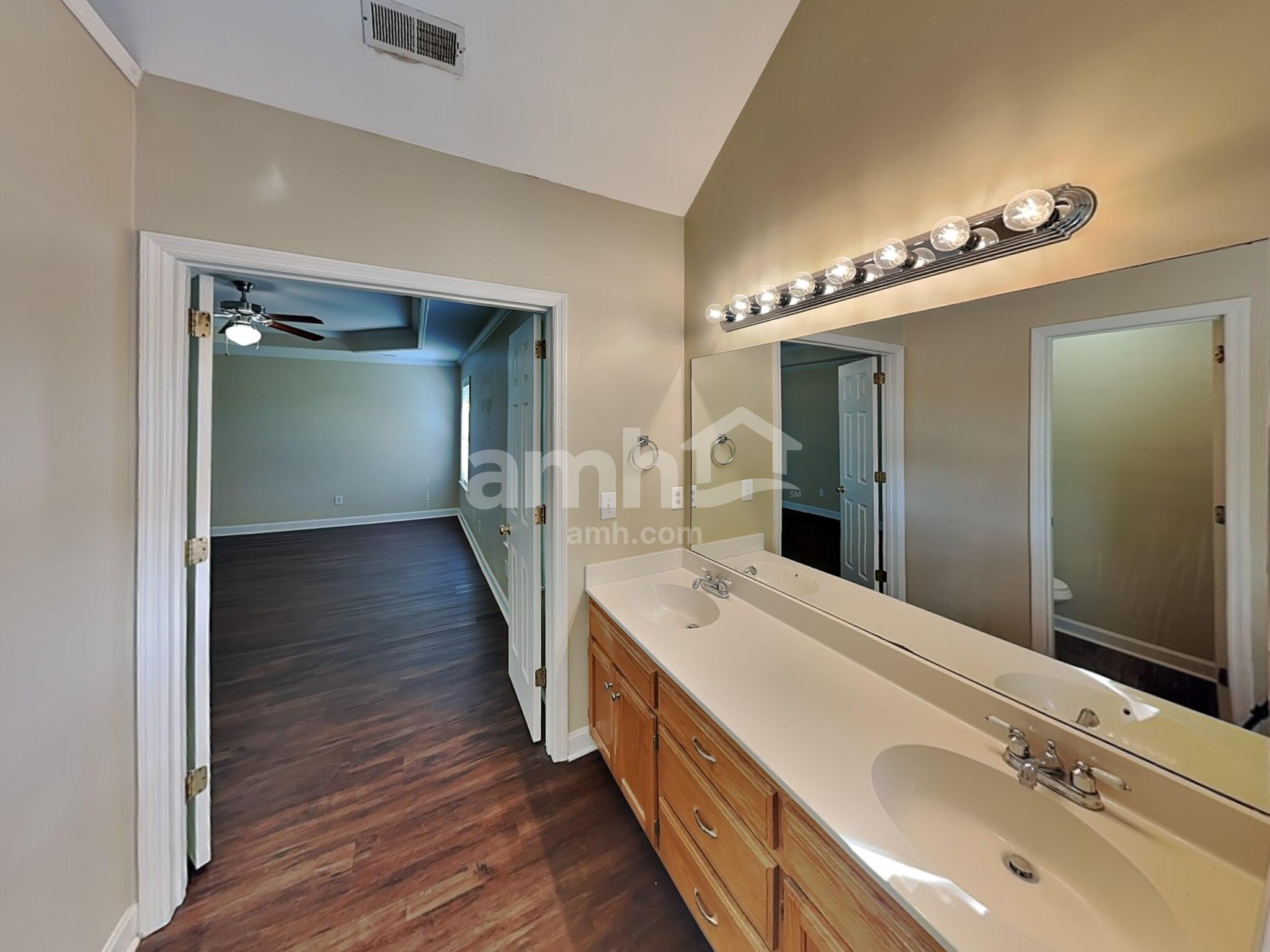 Building Photo - 2814 Sutherland Dr