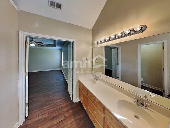 Building Photo - 2814 Sutherland Dr