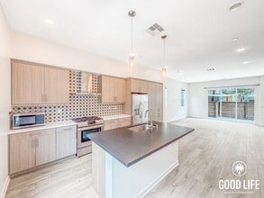 Building Photo - Modern 3BD/2.5BA Townhome in Mission Valley with Kitchen Island, Private Patio & 2-Car Garage