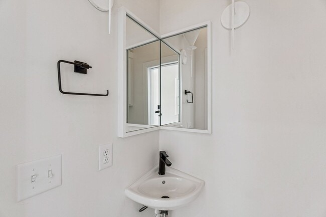 Building Photo - Townhome 2 bed 2.5 Bath "The White Workroom" in The Heart of Selah