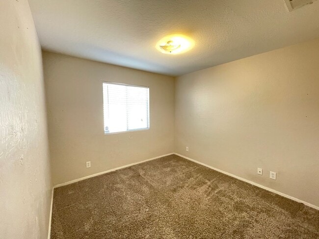 Building Photo - Location, Location, Location Gilbert 3+Den, 2 Bath, 2CG.