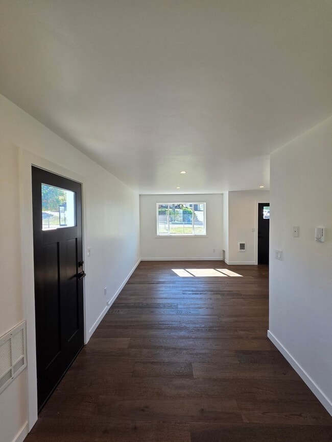 Building Photo - Perfectly remodeled 3BDR/1BA Single-level ...