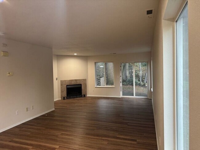 Building Photo - Stunning 2 Bed, 2.5 Bath Townhouse — Fully Renovated!