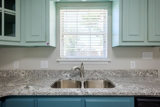 Building Photo - Inviting 3BR Home with Open Split Floor Plan, Fenced Yard & Covered Porches in Northlake