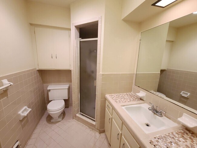 Building Photo - 2 Bed, 2 Bath Duplex near White Rock Lake!