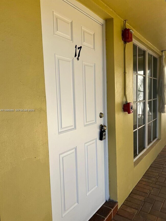 Building Photo - 105 NE 12th Ave