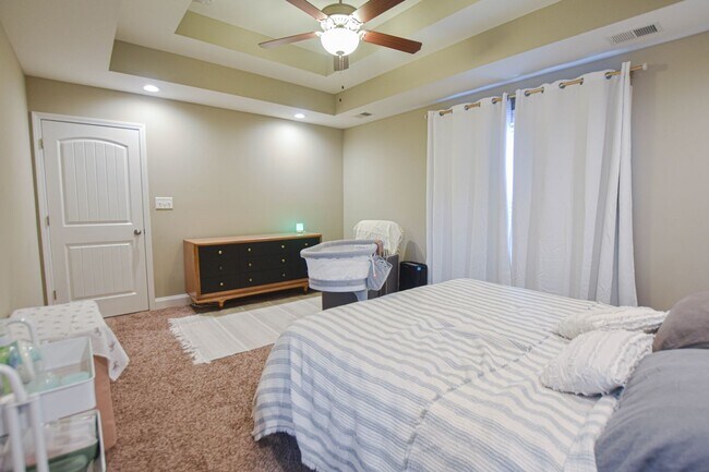 Building Photo - Pet Friendly Three Bedroom with Bonus in Rossview!