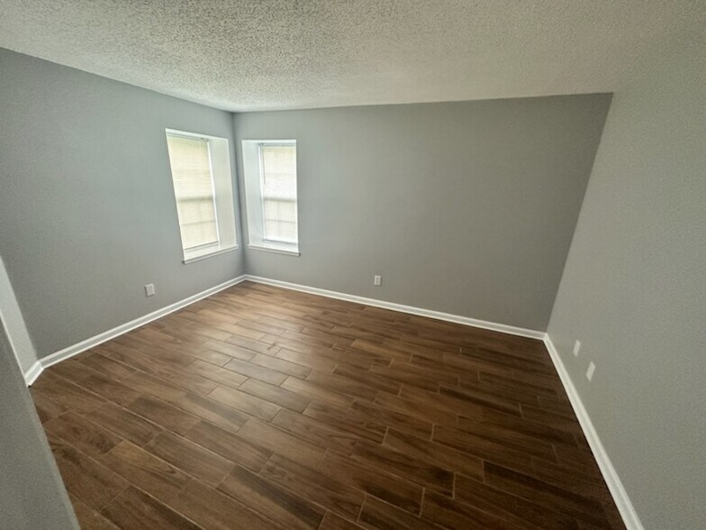 Master bedroom - 1709 Rock Bridge Mews