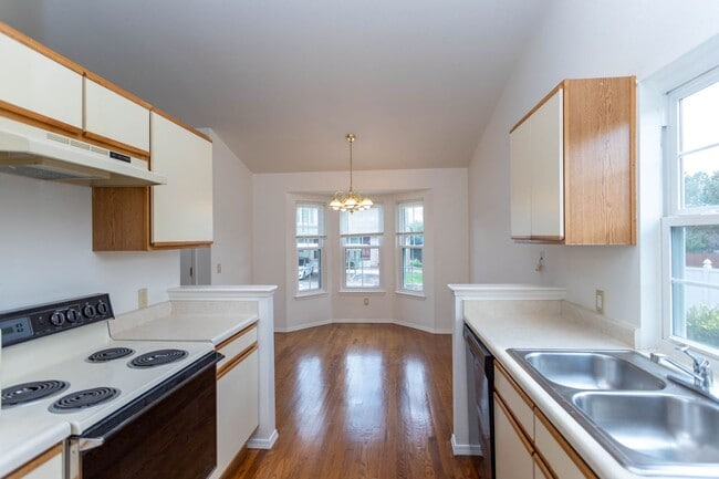 Building Photo - Lovely District 20 Townhome!