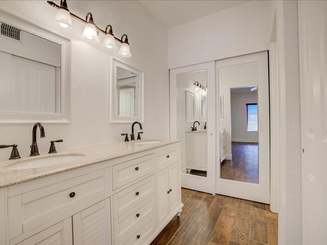 Building Photo - Highly desirable Summer Tree community featuring a 2bedroom 2bathroom ground-floor condo!