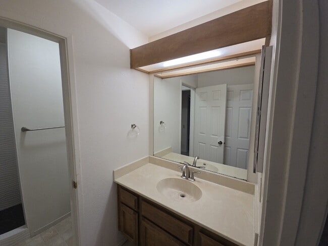 Building Photo - Cozy, Quiet Condo