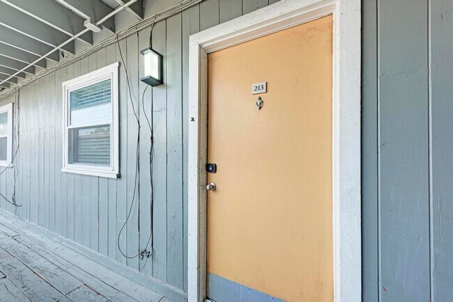 Building Photo - Amazing 1 bedroom off Manor rd.  Central Austin at its finest