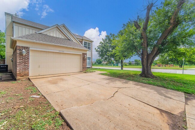 Building Photo - Spacious 4-Bedroom Home Across from the Pa...