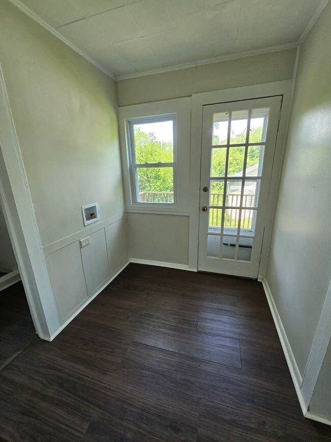 Building Photo - 2BR with Living Room & Den!