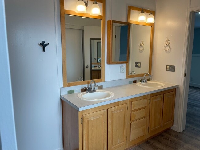 Building Photo - Remodeled Home Just Moments from Greenbank Farm!