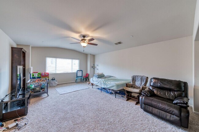 Building Photo - Beautiful 5 bedroom / 4 bath near Clovis East