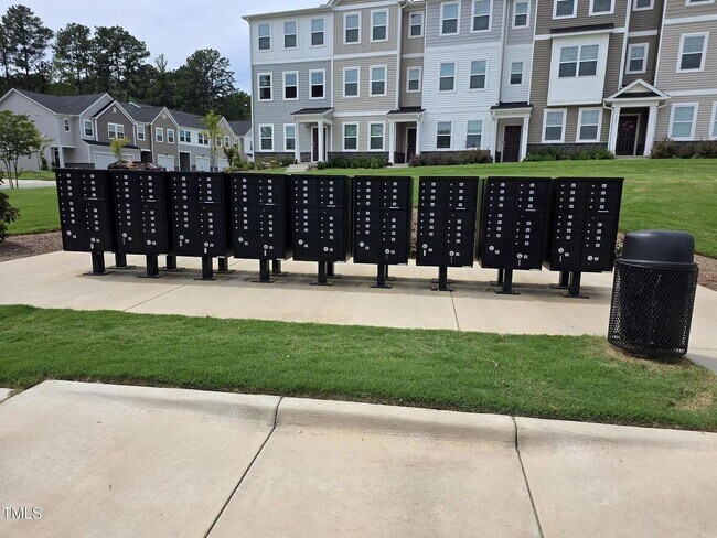 Building Photo - 3BR Like-New Townhome – GREAT PRICE - Community Pool/Playground