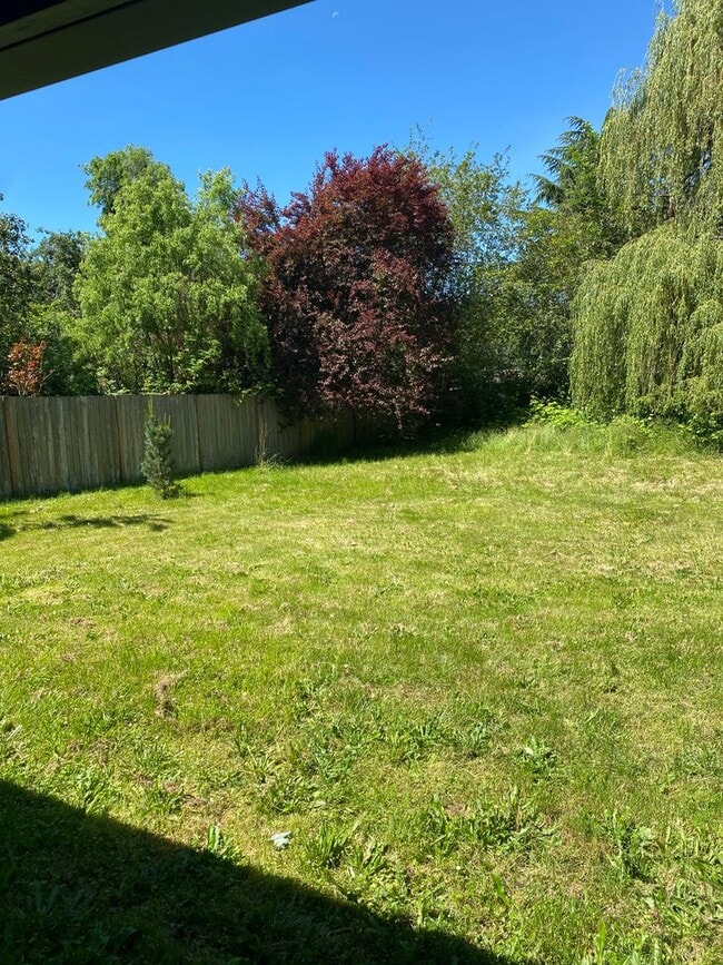 Building Photo - Fresh and bright!! 3 bedroom, 1 bath on la...