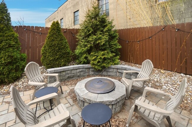 Building Photo - 2 Bed 2 Bath in Oakley!