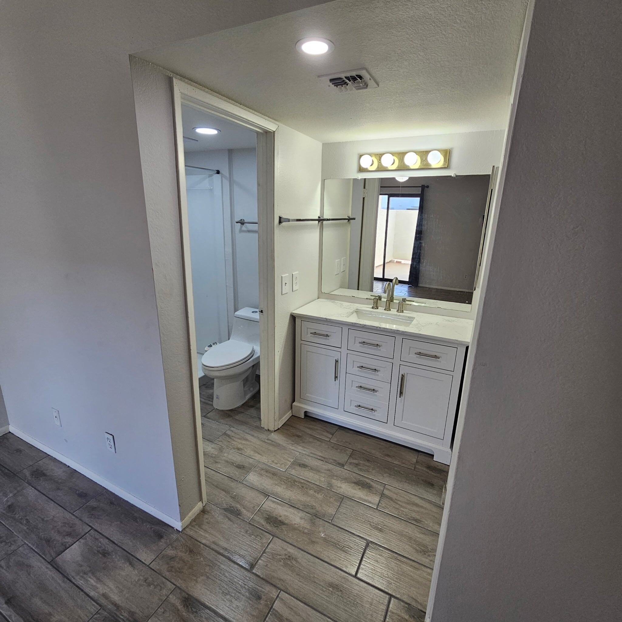 Building Photo - 850 S River Dr