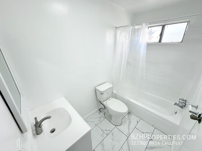 Building Photo - 2Bed 2Bath with Stainless Steel Appliances...