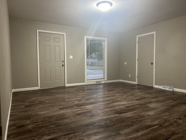 Building Photo - 602 Sara St