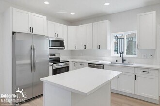 Building Photo - Beautifully Updated 1Bdm 1Ba Apartment with Private Rooftop Deck & Stunning Views!