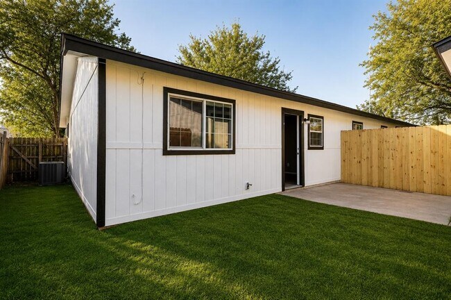 Building Photo - 4900 E Stassney Ln
