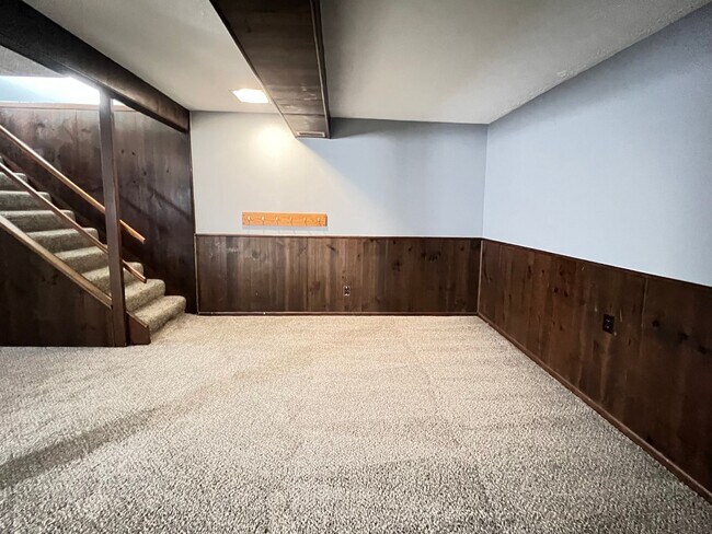 Building Photo - Beautiful walk-out ranch!