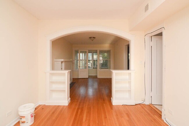 Building Photo - 2657 N St Louis Ave