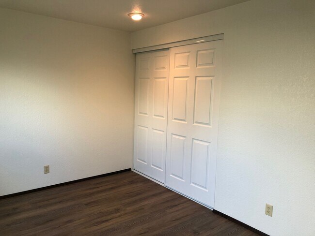 Building Photo - 2-bedroom 1-bathroom duplex in Thurston