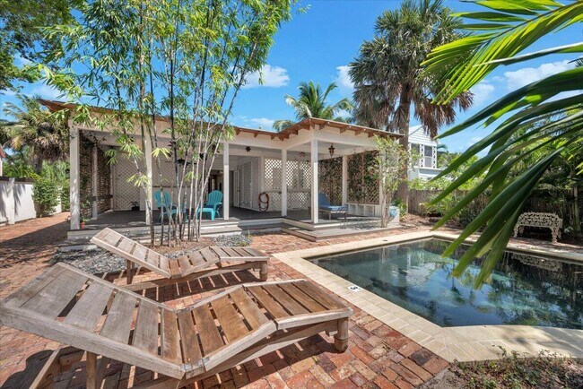 Primary Photo - 320 Monroe Dr