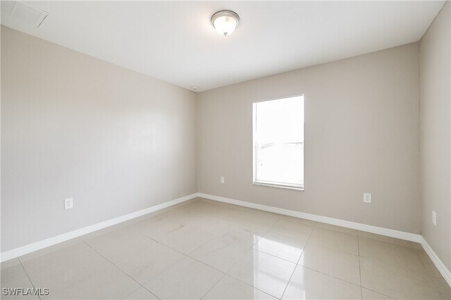 Building Photo - 404 Willowbrook Dr
