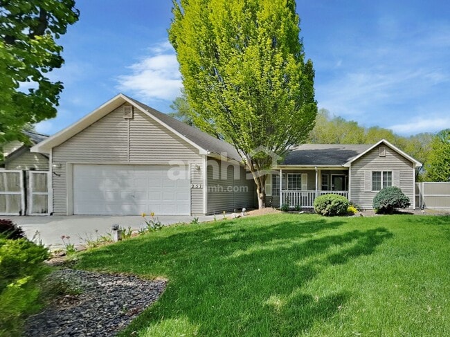 Primary Photo - 257 S Delphinium Ave