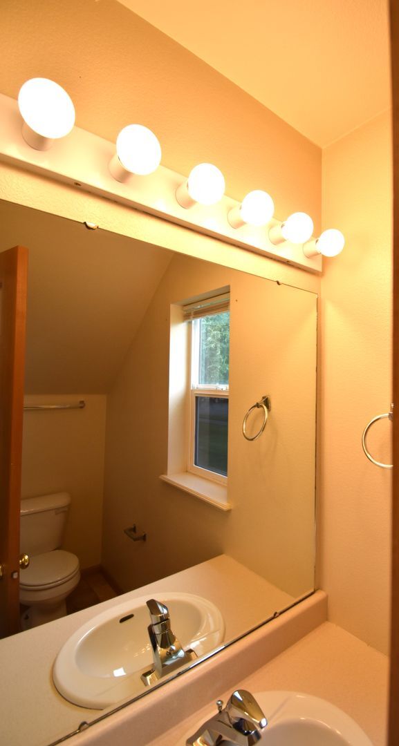 Building Photo - Townhouse Style 3 Bedroom 1.5 bathroom apartment in central Bozeman.  Great Central Location.
