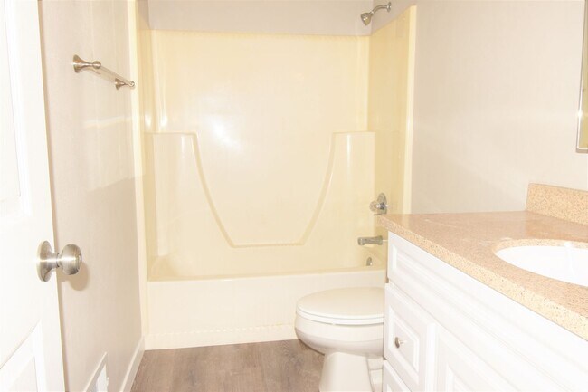Building Photo - Charming Home with Garage and Yard! PETS WELCOME
