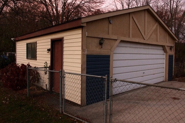 Building Photo - 43592 Champlain Ct