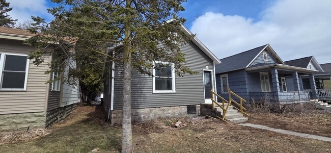 Building Photo - 1610 15th Ave