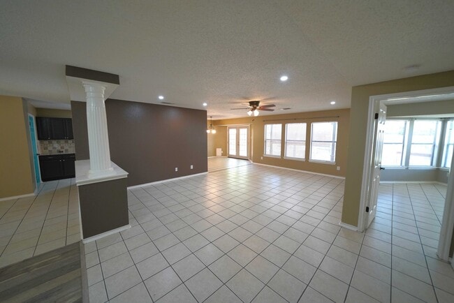 Building Photo - Updated Single Story in Schertz! Realtor Commission: $500